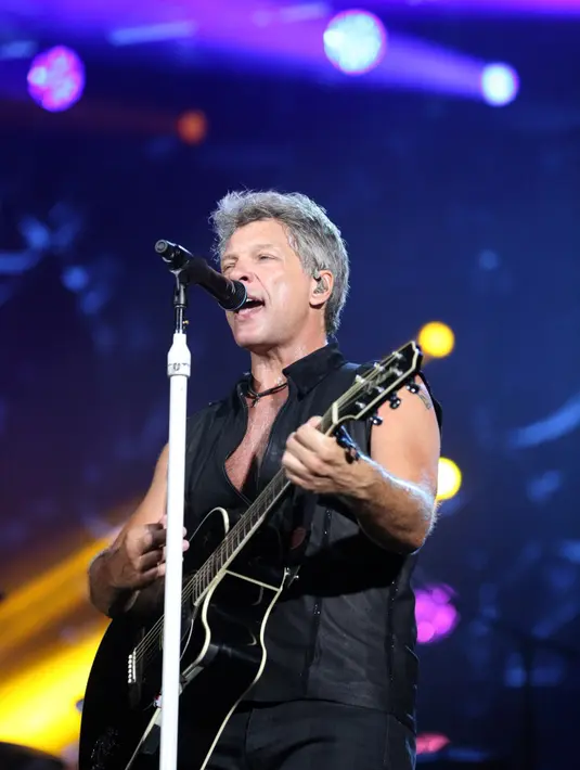 Penampilan Jon sang vokalis yang tidak lagi seperti dulu tidak menyurutkan kharismanya membuat adrenalin penonton dibuat naik turun lewat penataan setlist yang disuguhkan. (Foto: Faizal Fanani/Liputan6.com)