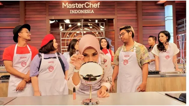 7 Gaya Mama Lita Saat di MasterChef Indonesia, Tetap Cantik dan Menawan