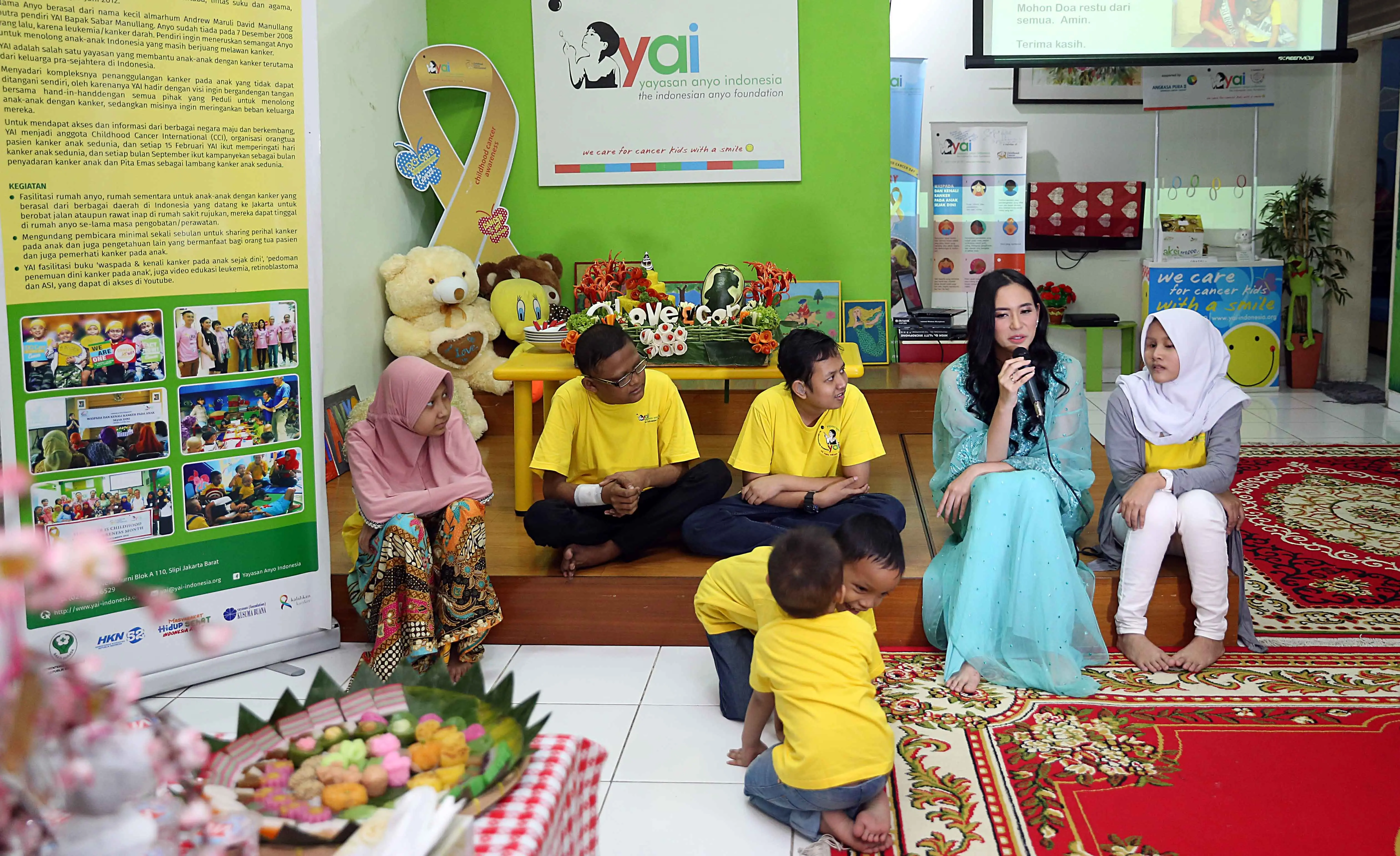 Kanker merupakan salah satu penyakit mematikan. Banyak penderita kanker akhirnya meninggal dunia, begitu juga dengan para artis kita. Puteri Indonesia 2014, Elvira Devinamira memiliki pengalaman pahit dengan penyakit tersebut. (Nurwahyunan/Bintang.com)