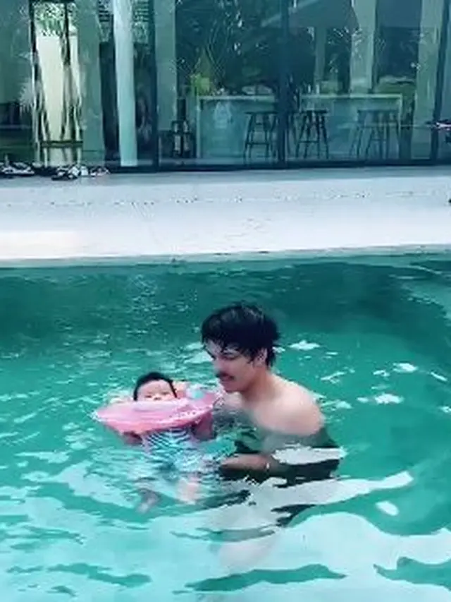 Atta Halilintar dan Aurel Hermansyah ajari Baby Ameena renang (Instagram/attahalilintar)
