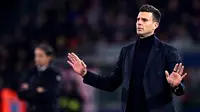 Pelatih Bologna, Thiago Motta saat memimpin timnya menghadapi Inter Milan pada lanjutan Liga Italia 2023/2024. (GABRIEL BOUYS / AFP)