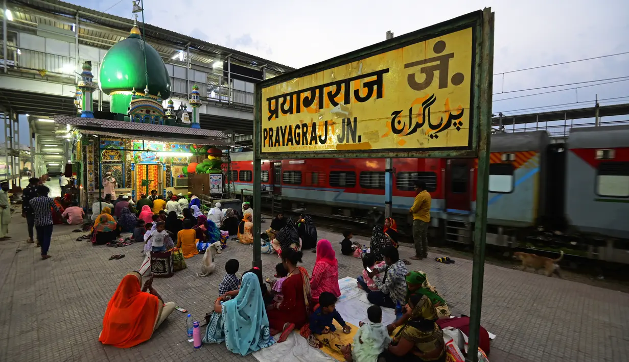 Umat Muslim berbuka puasa selama bulan suci Ramadhan di Masjid Line Shah Baba di stasiun kereta Prayagraj Junction di Prayagraj pada 30 Maret 2023. (Photo by SANJAY KANOJIA / AFP)