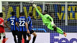 Kiper Inter Milan, Andre Onana berusaha menghalau bola tendangan pemain Benfica pada laga leg kedua perempat final Liga Champions 2022/2023 di Giuseppe-Meazza, Milan, 19 April 2023. (AFP/Gabriel Bouys)