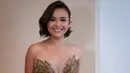 Amanda juga mengenakan gaun rancangan Lisa Ju dengan model tube dress dengan aksen hijau di bagian dada bak kupu-kupu yang serasi dengan bawahannya.  [@lisajuofficial]