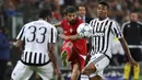 Pemain Juventus, Alex Sandro menjaga pemain Sevilla Coke pada laga Liga Champions di Stadion Juventus, Italia, Kamis (1/10/2015). (Reuters/Giorgio Perottino)