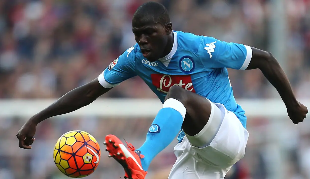 4. Kalidou Koulibaly, Bek Napoli ini dikabarkan Squawka, selangkah lagi menuju Chelsea. Untuk proses transfer pemain bertahan Prancis ini kedua belah tim sudah menyepakati harga senilai 50 juta pounds. (AFP/Marco Bertorello) 