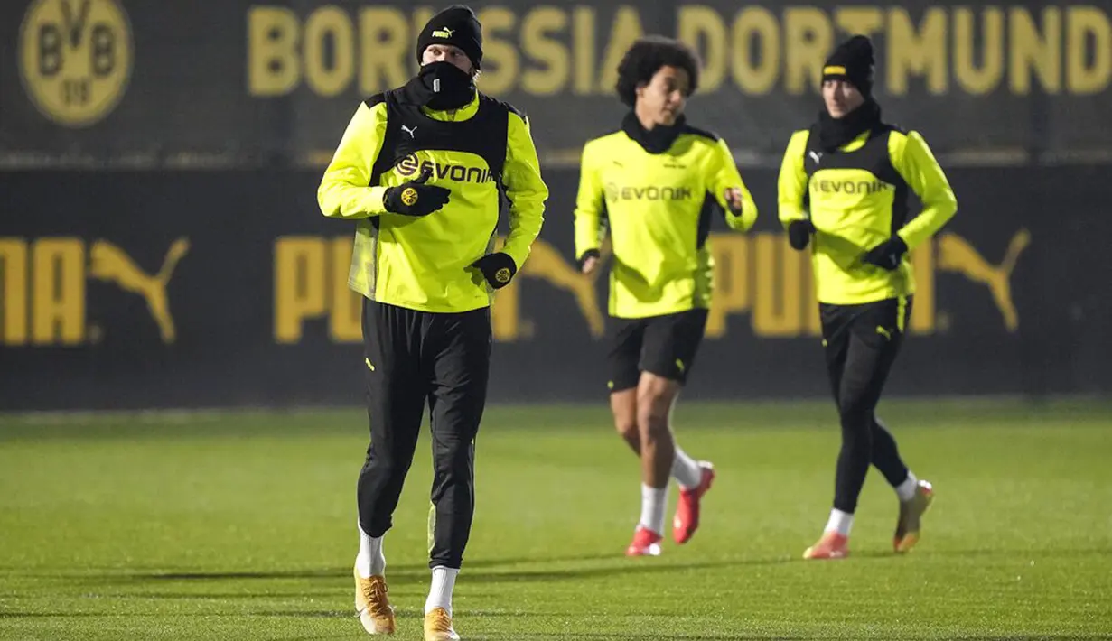 Pemain Borussia Dortmund Erling Haaland berlatih bersama timnya saat sesi latihan terakhir jelang menghadapi Besiktas Istanbul pada pertandingan Grup C Liga Champions di Dortmund, Jerman, 6 Desember 2021. (AP Photo/Martin Meissner)