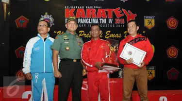 Panglima TNI Gatot Nurmantyo berfoto bersama pemenang pada penutupan Kejurnas Karate Piala Panglima ke-IV di GOR Mabes TNI Cilangkap, Jakarta, Minggu (21/8). Acara penutupan ini dihadiri Kepala Staf TNI AD, TNI AL dan TNI AU. (Liputan6.com/Helmi Afandi)