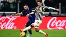 Pemain Inter Milan, Stefan de Vrij, berebut bola dengan pemain Juventus, Arkadiusz Milik, pada laga pekan ke-13 Serie A 2023/2024 di Allianz Stadium, Senin (2/11/2023). (AFP/Marco Bertorello)