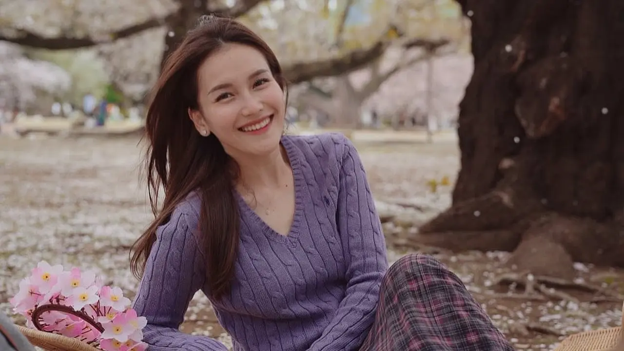 Potret Cantik Ayu Ting-Ting Berlatar Pohon Sakura, Tampil Feminin dengan Rok Sampai Disebut Mirip Song Hye Kyo