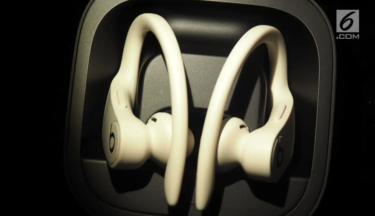 Sebuah earphone Powerbeats Pro yang dipajang saat peluncuran di Jakarta, Jumat (13/9/2019). Powerbeats Pro menjawab kebutuhan pelaku gaya hidup aktif yang gemar berolahraga yang mudah disambungkan untuk semua jenis gadget, baik itu Ios, ataupun android. (Liputan6.com/HO/Agus)