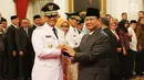 Ketua Umum Gerindra Prabowo Subianto memberikan ucapan selamat kepada Anies Baswedan usai pelantikan Gubernur dan Wakil Gubernur DKI untuk periode 2017-2022 di Istana Negara, Jakarta, Senin (16/10). (Liputan6.com/Angga Yuniar)