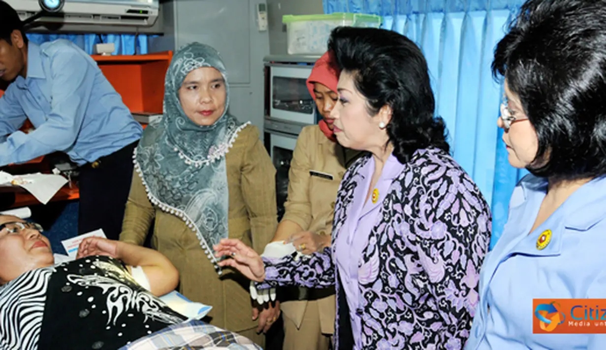 Citizen6, Jakarta Utara: Dalam rangka memperingati Hari TNI ke-66, TNI menggelar pengobatan massal di Islamic Centre Cilincing, Kecamatan Koja, Jakarta Utara, Rabu (28/9). (Pengirim: Badarudin Bakri)