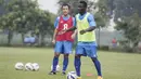 Striker Semen Padang, James Koko Lomel, bersiap memberikan umpan saat latihan jelang laga final Piala Jenderal Sudirman melawan Mitra Kukar di Lapangan Sutasom, Jakarta, Jumat (22/1/2016). (Bola.com/Vitalis Yogi Trisna)