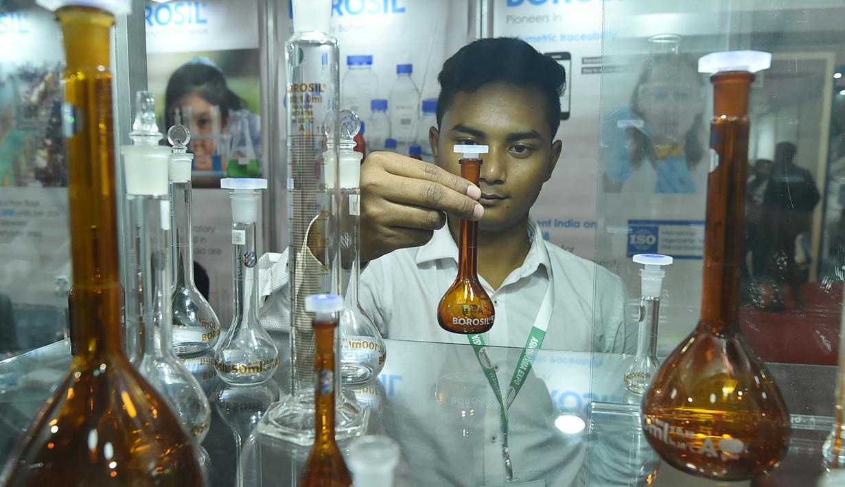 Seorang pengunjung mengamati sebuah gelas labu laboratorium dalam Pameran Farmasi Asia di Dhaka, Bangladesh, Jumat (28/2/2020). Pameran yang berfokus pada produk dan layanan medis serta teknologi farmasi ini berlangsung pada28 Februari hingga 1 Maret 2020. (Xinhua/Str)