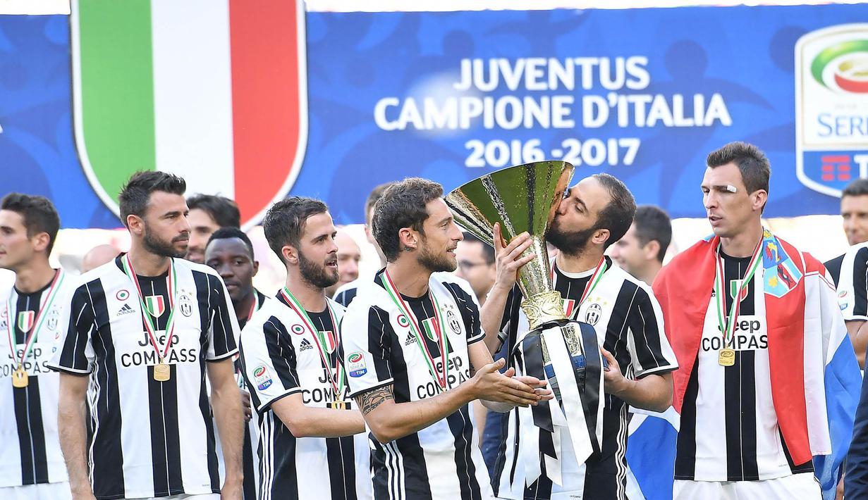 Para pemain Juventus merayakan gelar Scudetto yang ke-33 usai mengalahkan Crotone pada laga Serie A di Stadion Juventus, Turin, Minggu (21/5/2017). (EPA/Alessandro Di Marco)