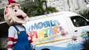 Seorang badut berdiri disamping Mobil Pintar Ancol saat pelucurannya di Ancol, Jakarta, Rabu (15/6/2016). Tujuan program Mobil Pintar Ancol ini untuk meningkatkan minat baca di kalangan anak-anak. (Liputan6.com/Faizal Fanani)