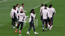 Kylian Mbappe (kelima kiri) dan sejumlah pemain Real Madrid melakukan latihan menjelang pertandingan babak 16 besar Liga Champions 2024/2025 melawan Atletico Madrid di Real Madrid Sports City, Valdebebas, Spanyol, Senin (03/03/2025) waktu setempat. (AFP/Thomas Coex)