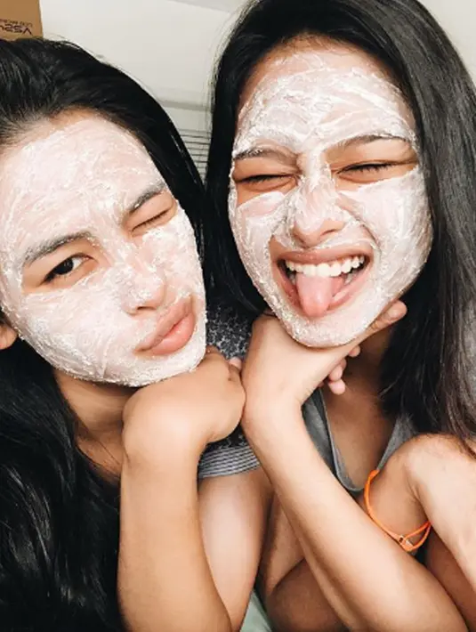Memiliki waktu senggang, Maudy dan Amanda memilih untuk bermasker bersama. Glowing bareng nih! (Liputan6.com/IG/maudyayunda)