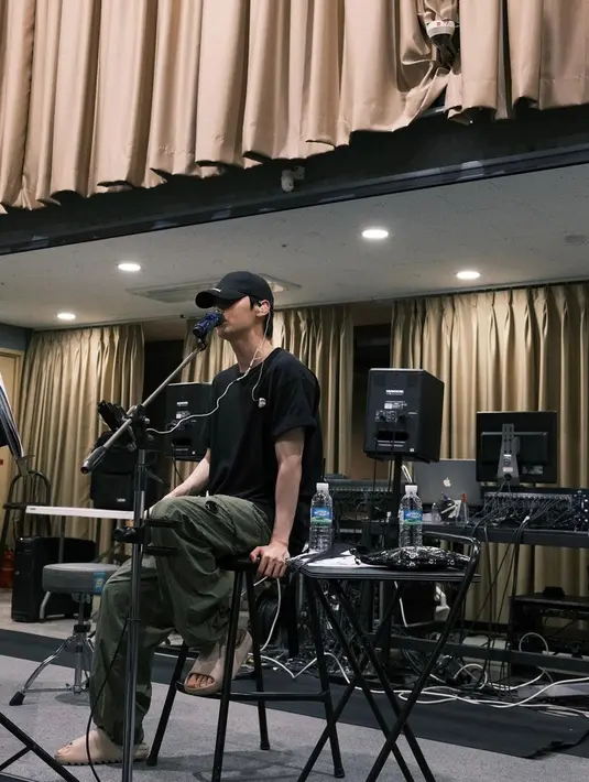 Hwang Minhyun pun diketahui telah menyelesaikan projek dramanya dan akan kembali ke dunia tarik sura. Kembalinya Minhyun bermusik ini pun membuat tak sedikit penggemar yang begitu menantikannya. (Liputan6.com/IG/@optimushwang)