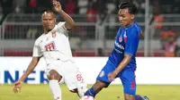 Gelandang Arema, Arkhan Fikri berduel dengan gelandang Malut United, Manahati Lestusen. (Bola.com/Iwan Setiawan)