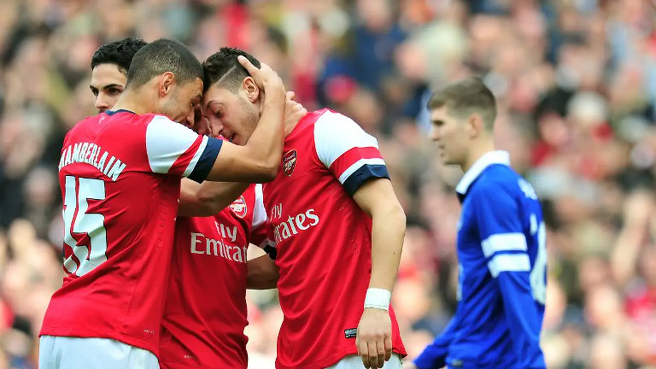 Mesut Ozil rayakan gol