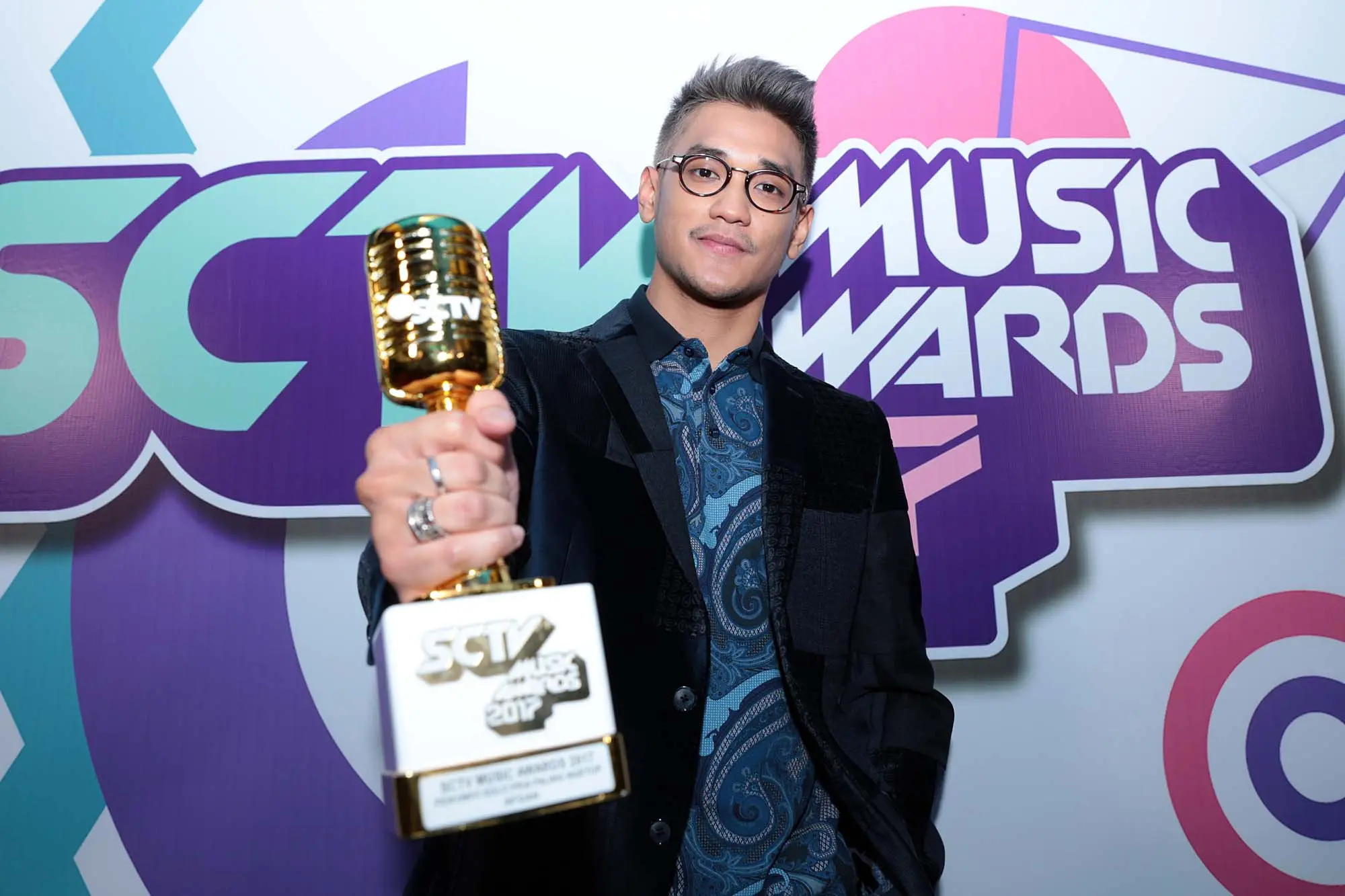 Afgan keluar sebagai pemenang Penyanyi Solo Pria Paling Ngetop di SCTV Music Awards 2017. (Deki Prayoga/Bintang.com)