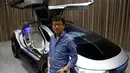 CEO Singulato Motors, Shen Haiyin berpose di dekat mobil konsep Tigercar P0 pada lokakarya di Beijing, Tiongkok, Senin (7/11). Tigercar P0 memiliki pintu yang unik dengan desain futuristik. (REUTERS / Thomas Peter)