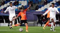 Gelandang Shakhtar Donetsk, Manor Solomon mencetak gol ketiga untuk timnya ke gawang Real Madrid pada pertandingan pertama Liga Champions Grup B di Stadion Alfredo Di Stefano, Kamis dinihari WIB (22/10/2020). Real Madrid ditaklukkan Shakhtar Donetsk 3-2.  (AP Photo/Manu Fernandez)