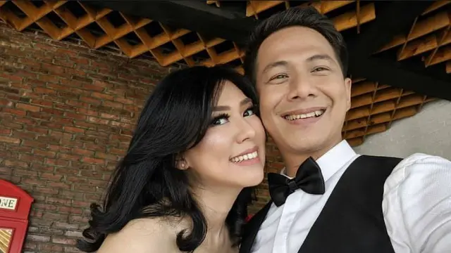 Delon, dan sang istri, Aida Chandra (Foto: Instagram/@delonthamrinofficial)