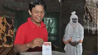 Warga Randusari memberikan hak pilihnya di TPS 'Hantu' yang ada di TPU Bergota Semarang. (KRJogja.com/Chandra AN)