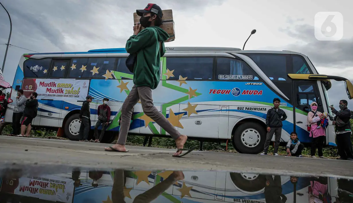 <p>Peserta Mudik Aman Mudik Sehat Kementerian Perhubungan memanggul barang bawaan berjalan menuju bus tujuan kampung halamannya di Terminal Jatijajar, Depok, Jawa Barat, Kamis (28/4/2022). Sekitar 3.000 penumpang diberangkatkan dengan 106 bus yang telah disiapkan oleh Dirjen Darat Kementerian Perhubungan. (Liputan6.com/Faizal Fanani)</p>