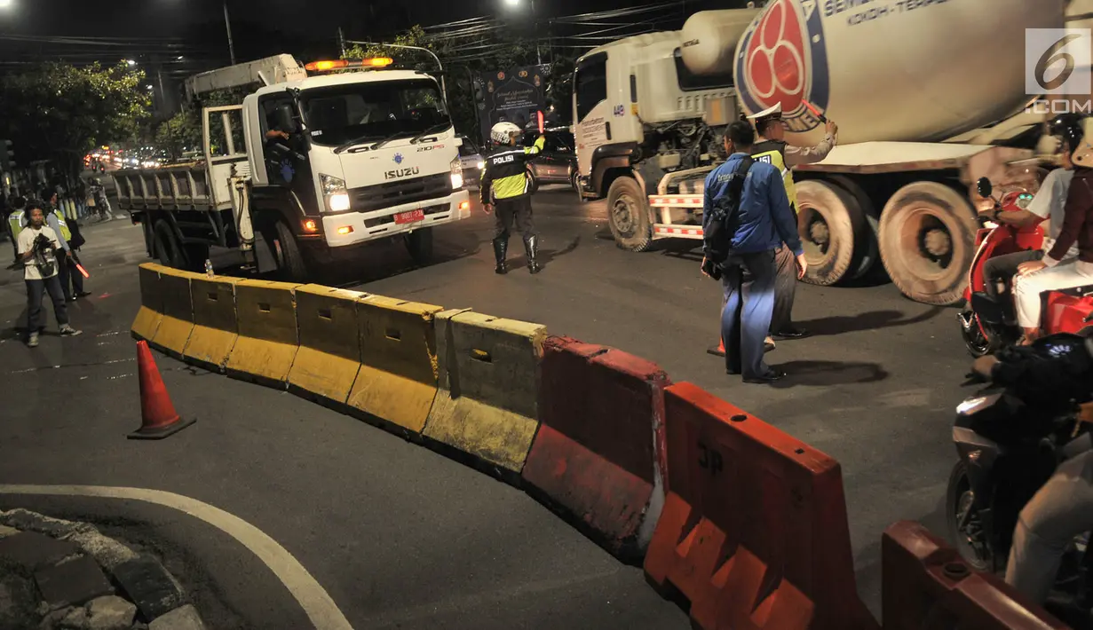 Deretan pembatas beton telah terpasang di perempatan Jalan Imam Bonjol, Jakarta Pusat, Senin (20/5/2019). Menjelang pengumuman hasil Pemilu 2019 puluhan personel gabungan Polisi dan Brimob juga telah bersiaga di sekitar kantor KPU. (merdeka.com/Iqbal S Nugroho)