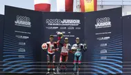 Pembalap Indonesia, Kiandra Ramadhipa (tengah) saat finis pertama balapan FIM Moto3 Junior World Championship seri Estoril. (FIM Moto Junior)