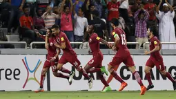 Penyerang Qatar, Hasan Al-Haydos (kiri) melakukan selebrasi bersama rekan-rekannya usai mencetak gol ke gawang Korea Selatan di Kualifikasi Piala Dunia 2018 di Doha, Qatar, (13/6). Qatar menang atas Korsel 3-2. (AFP Photo/Karim Jaafar)