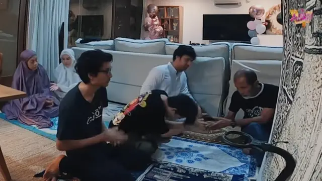 6 Momen Ammar dan Irish Bella Tarawih Bareng di Hari Pertama Ramadhan, Syahdu