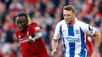 Gelandang Liverpool, Naby Keita menggiring bola dari kejaran pemain Brighton and Hove Albion, Dale Stephens pada lanjutan Liga Inggris di Anfield Stadium (25/8). Liverpool menang atas Brighton 1-0. (Martin Rickett/PA via AP)