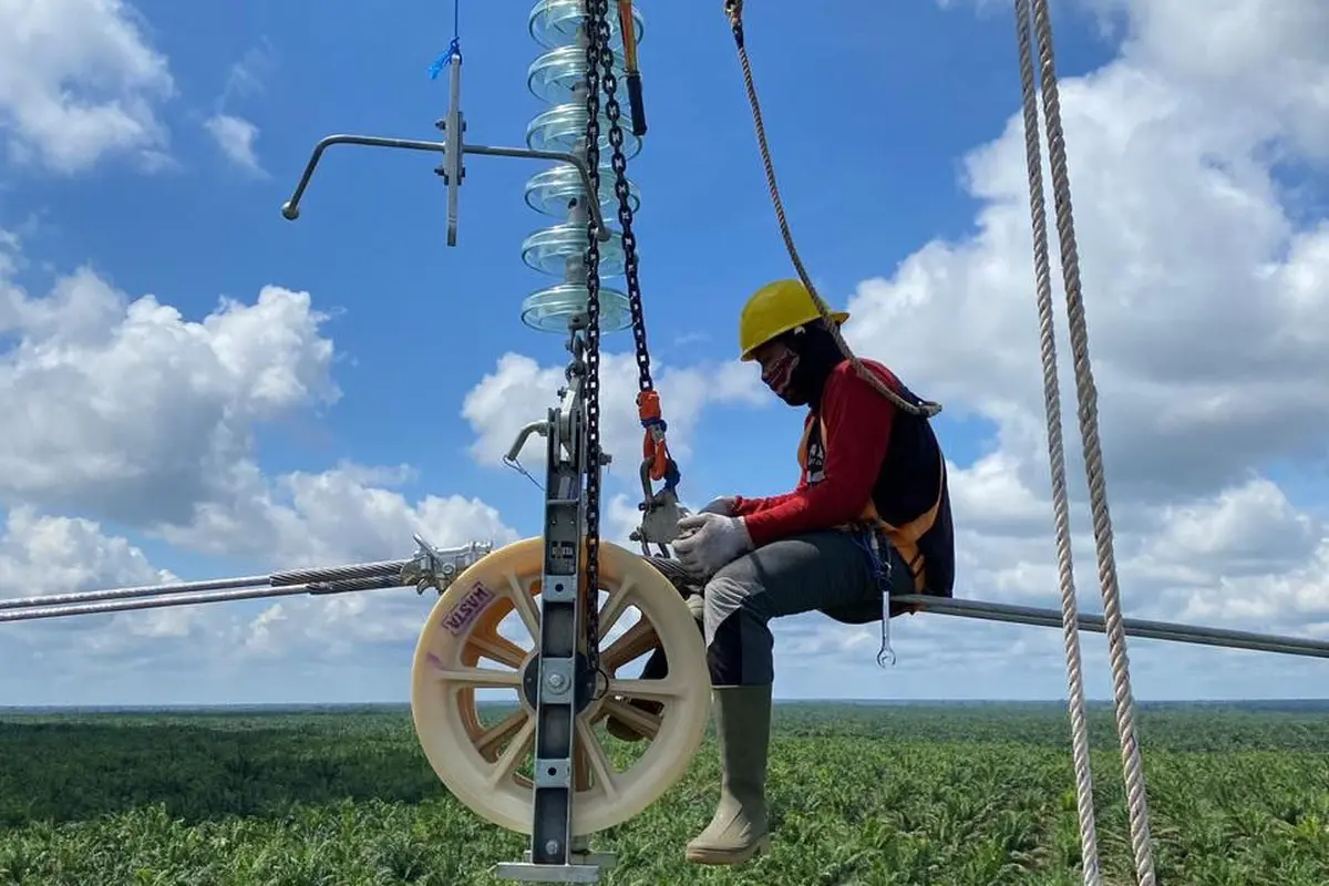 PT PLN (Persero) tengah mempercepat pembangunan Saluran Udara Tegangan Tinggi (SUTT) 150 kilo Volt (kV) Pangkalan Bun-Sukamara.