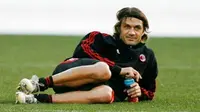 AC Milan defender Paolo Maldini relaxes during a practice session in Yokohama, 14 December 2007 in the final of the FIFA Club World Cup match 16 December. AFP PHOTO/Toru YAMANAKA