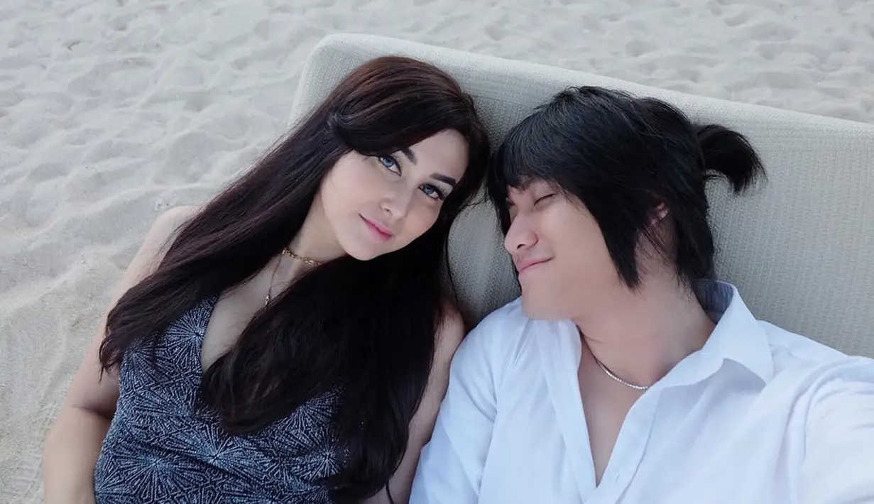 Vicy Melanie sendiri merupakan seorang model dan juga bintang iklan. Keduanya resmi berpacaran setelah berkenalan selama beberapa minggu. (Liputan6.com/IG/@kevinaprilio)