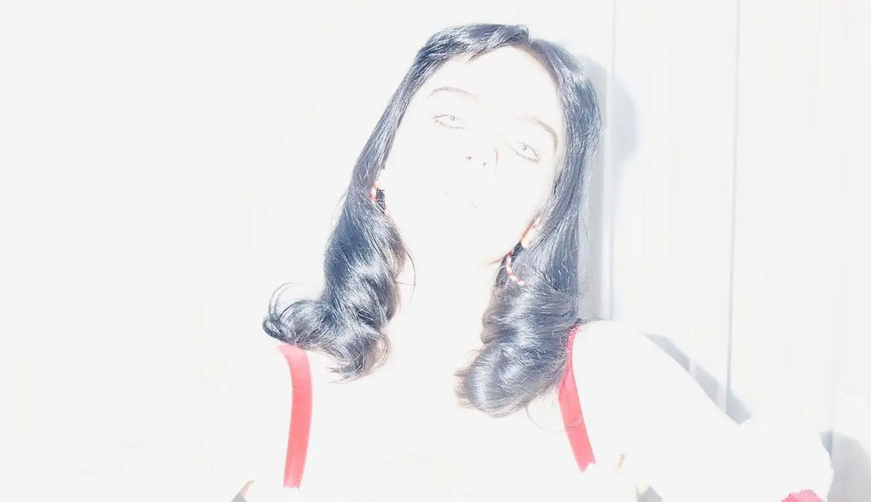 <p>Korset velvet itu dilengkapi dengan sarung tangan dan belt hitam [instagram/billieeilish]</p>