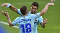 Bek Barcelona, Jordi Alba (kiri) mendapat ucapan selamat dari Luis Suarez, usai mencetak gol ke gawang Eibar, pada laga lanjutan La Liga 2017-2018, Sabtu (17/2/2018). Barcelona unggul 2-0 atas Eibar.  (AFP/Ander Gillenea)
