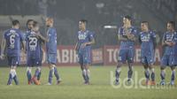 Pemain Persib Bandung menghibur Kim Kurniawan usai gagal mencetak gol dalam adu penalti pada laga semifinal leg kedua Piala Presiden 2017 antara Persib Bandung vs Pusamania Borneo FC usai di Stadion Si Jalak Harupat, Soreang Jawa Barat,  Minggu (5/3/2017)