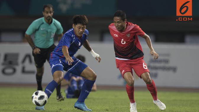 Gelandang Timnas Indonesia, Evan Dimas, berusaha melewati pemain Taiwan pada laga Grup A Asian Games di Stadion Patriot, Jawa Barat, Minggu (12/8/2018). (Bola.com/Vitalis Yogi Trisna)