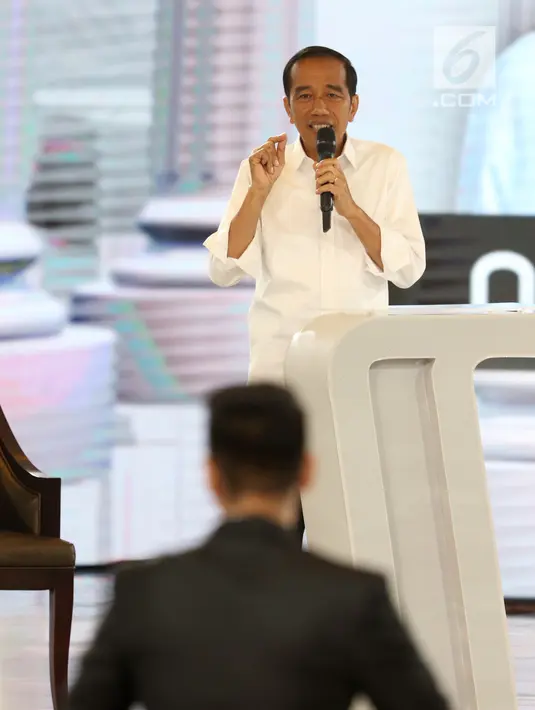 Capres nomor urut 01 Joko Widodo saat tanya jawab dalam debat keempat Pilpres 2019 yang diselenggarakan KPU di Hotel Shangri-La, Jakarta, Sabtu (30/3). Debat kali ini mengangkat tema tentang ideologi, pemerintahan, pertahanan dan keamanan, serta hubungan internasional. (Liputan6.com/JohanTallo)