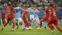 Manchester City berhasil membungkam Sevilla lewat adu penalti dengan skor 5-4 pada laga Piala Super Eropa 2023 di Georgios Karaiskakis Stadium, Piraeus, Kamis (17/8/2023) dini hari WIB. Penentuan pemenang dilakukan lewat adu penalti, karena kedua tim bermain imbang 1-1 selama 2x45 menit. Berkat hasil tersebut, Man City meraih trofi perdana di Piala Super Eropa. (AFP/Louisa Gouliamaki)