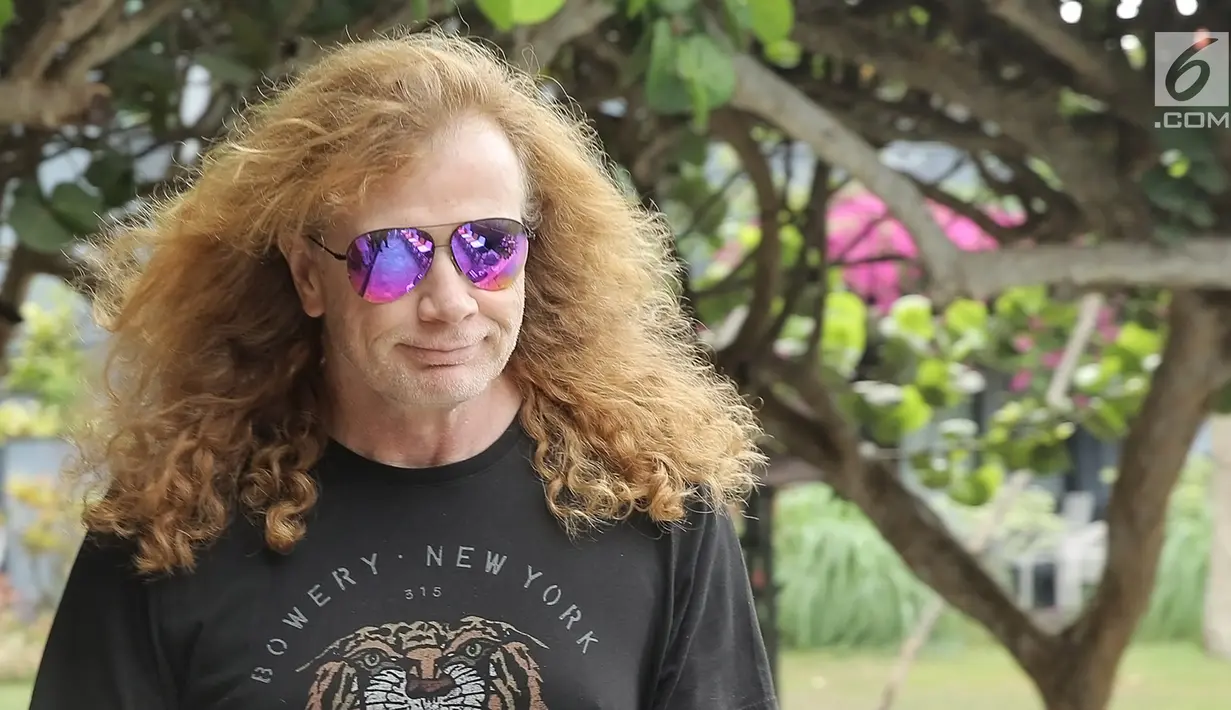 Personil Megadeth, Dave Ellefson berjalan bersiap jumpa pers di Yogyakarta, Jumat (26/10). Grup yang telah melahirkan 15 album studio ini, tahu aksi-aksi mereka sudah ditunggu fans di gelaran Jogjarockarta 2018. (Liputan6.com/Bambang E.Ros)