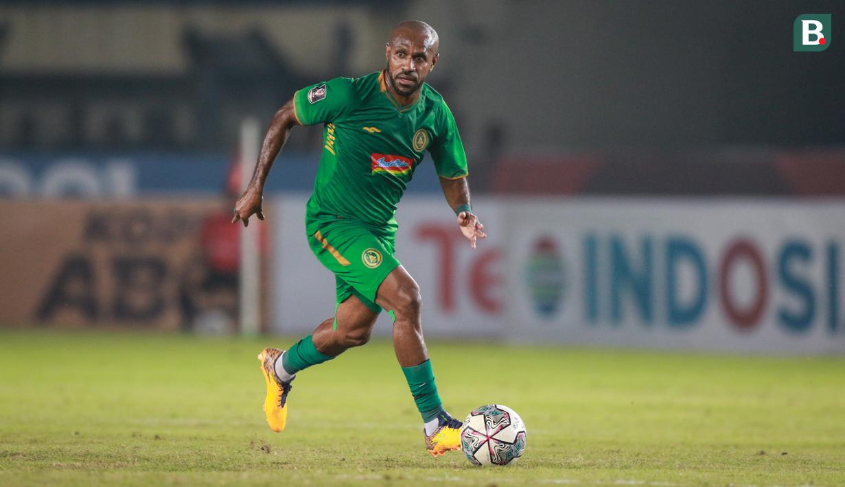 Pemain PSS Sleman, Boaz Solossa menggiring bola saat laga perempat final Piala Presiden 2022 antara Persib Bandung melawan PSS Sleman di Stadion Si Jalak Harupat, Bandung, Jumat (01/07/2022). (Bola.com/Bagaskara Lazuardi)