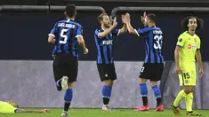Gelandang Inter Milan,  Christian Eriksen (tengah) berselebrasi usai mencetak gol ke gawang Getafe pada pertandingan babak 16 besar Liga Europa di Veltins-Arena di Gelsenkirchen, Jerman, Rabu, (5/8/2020). Inter menang 2-0 atas Getafe dan melaju ke perempat final.  (AP Photo/Ina Fassbender)