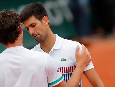 Petenis Serbia, Novak Djokovic berjabat tangan dengan petenis Austria Dominic Thiem usai pertandingan perempatfinal turnamen tenis Prancis Terbuka di stadion Roland Garros, Paris (7/6). Djokovic kalah 7-6, 6-3, 6-0. (AP Photo/Christophe Ena)